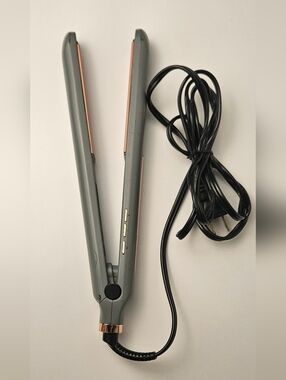 QUO by Conair Ceramic Hair Straightener Flat Iron Adjustable Heat